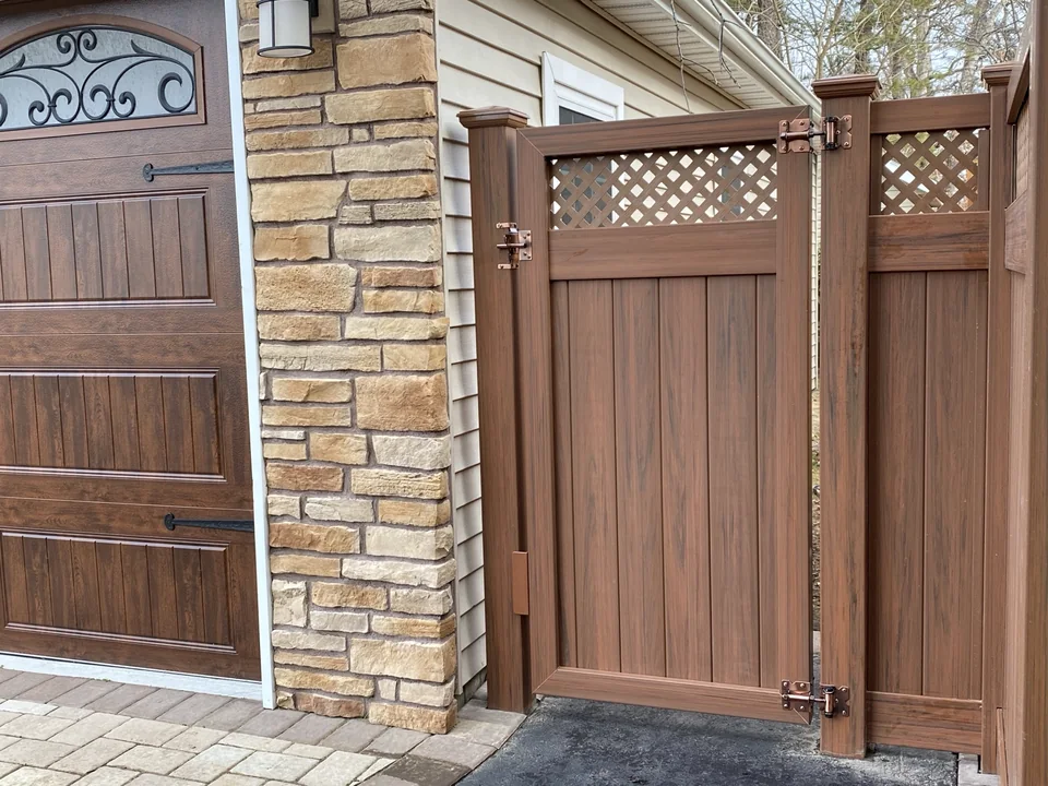 Matching Cedargrain PVC vinyl walk gate with lattice top in West Islip, New York