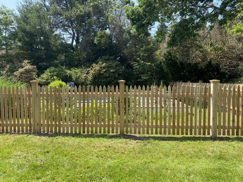 The picket run holding a straight line along the pool deck