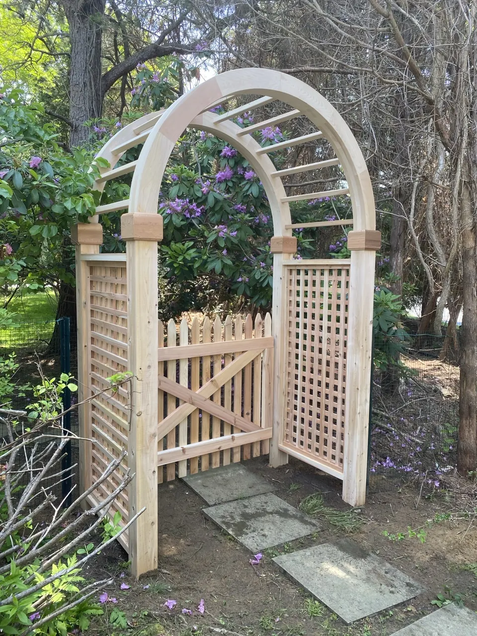 The arbor from the side, showing how it carries the picket line through the opening