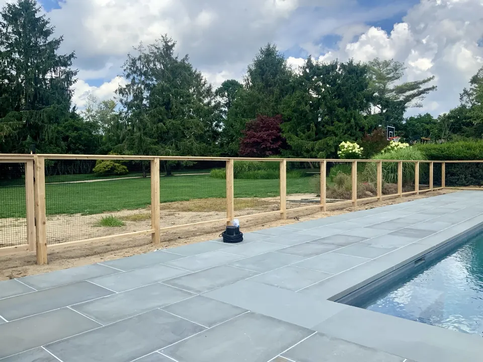From poolside, the wire infill keeps sightlines across the pool open