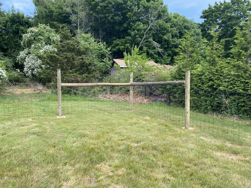Change of direction in a round-post deer fence with knotted wire